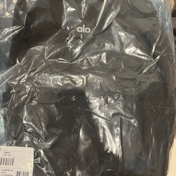 ALO Yoga Charcoal Men's Backpack - Picture 4 of 4